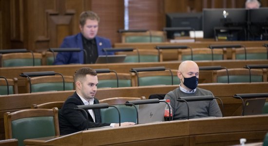 Ar jaunu rekordu Saeima pabeidz budžeta debašu trešo dienu; turpinās ceturtdien. Teksta tiešraides arhīvs