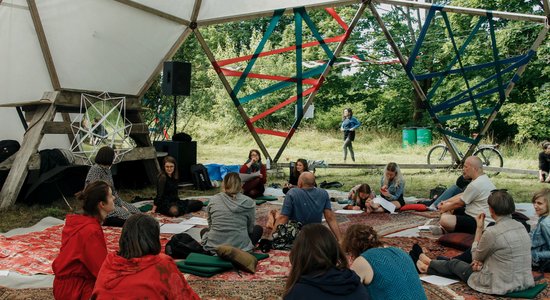 Foto: Festivāla 'Komēta' cienītāji ļaujas prāta ekoloģijai un domu eksperimentiem