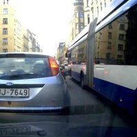 ВИДЕО: Водитель троллейбуса выталкивает автомобиль на "встречку"