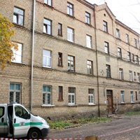 Foto: Četrstāvu dzīvojamajai mājai Rīgas centrā iebrukuši griesti; evakuēti visi iedzīvotāji