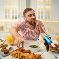 Skatīties, kā citi ēd: populārie "mukbang" video veicina neveselīgas attiecības ar ēdienu