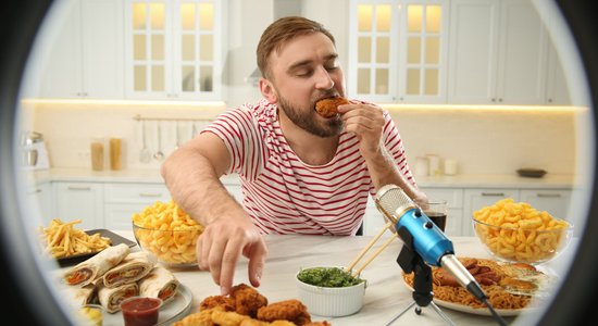 Skatīties, kā citi ēd: populārie "mukbang" video veicina neveselīgas attiecības ar ēdienu