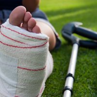 Spēlējot futbolu, Magņitogorskas 'Metallurg' aizsargs salauž kāju