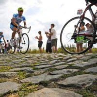 Kančelara: bruģētiem ceļiem nav vietas 'Tour de France'