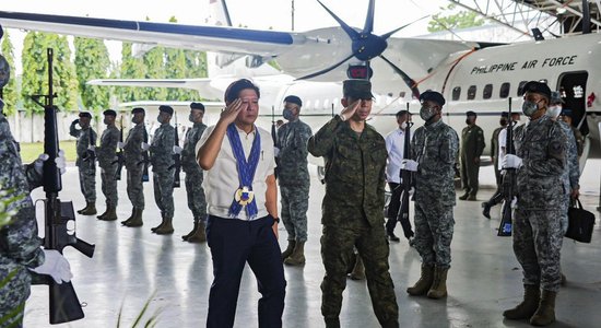 Ķīnas ēnā: Filipīnu prezidents mudina armiju koncentrēties uz valsts teritoriālās integritātes aizstāvēšanu