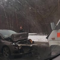 Video: Divu auto sadursmē Malienas ielā Rīgā pieci cietušie