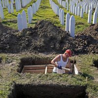 Srebrenicas slaktiņa iztiesāšanu Serbijā atliek uz februāri