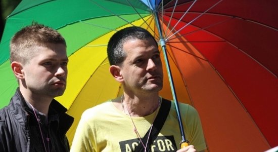 Геи и лесбиянки Латвии разослали свой флаг всем посольствам в Риге: требуют помнить об их правах