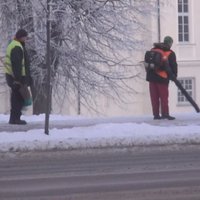 Video: Kā apņēmīgs vīrs ar lapu pūtēju Rēzeknē sniegu tīrīja