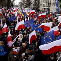 Foto: Varšavā 50 tūkstošu cilvēku protestē pret valdošo konservatīvo partiju