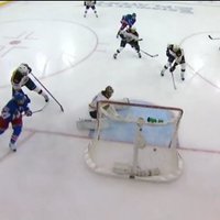 Video: 'Rangers' nejauši gūs vārtus mačā pret 'Bruins'