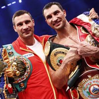 Братья Кличко подарили киевскому музею свои боксерские трусы