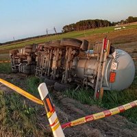 ФОТО. На Via Baltica съехала с дороги и перевернулась цистерна с битумом