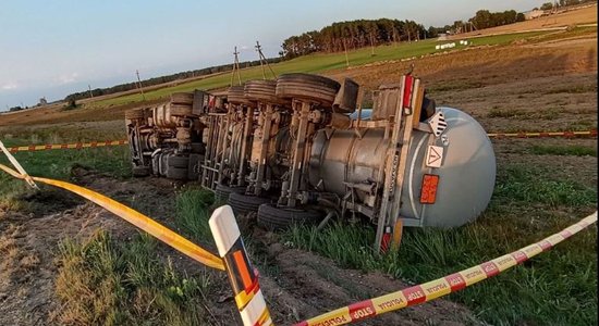 ФОТО. На Via Baltica съехала с дороги и перевернулась цистерна с битумом