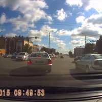 Video: Nepacietīgs motociklists 'ielido' automašīnā