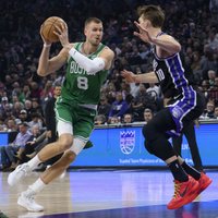 Porziņģis samet 24 punktus un palīdz 'Celtics' trešajā ceturtdaļā 'aizbēgt' no 'Kings'