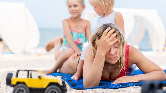 ģimene brīvlaiks atvaļinājums mamma bērni meitene puika smiltis jūrmala jūra