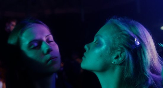 Londonā rādīs Latvijas filmas 'Neona pavasaris' un 'Māsas'