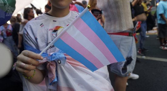 Госдума РФ приняла поправки к законопроекту против трансгендеров. Им запретят усыновлять детей, а браки аннулируют