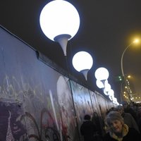 Foto: Ar tūkstošiem debesīs palaistiem baloniem godina Berlīnes mūra krišanas 25.gadadienu