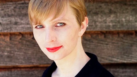 Transseksuāle Maninga no cietuma iznāk ar jaunu frizūru Transseksuāle Maninga no cietuma iznāk ar jaunu frizūru