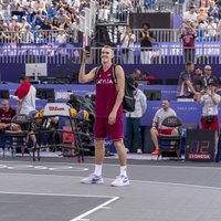 Foto: Latvijas olimpiskās cerības 3x3 basketbolisti skatītāju priekšā Parīzē aizvada treniņu