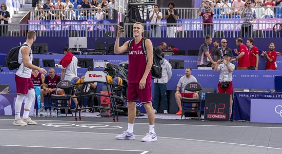 Foto: Latvijas olimpiskās cerības 3x3 basketbolisti skatītāju priekšā Parīzē aizvada treniņu