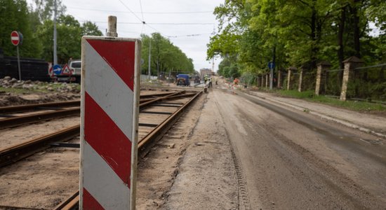 'Dziesmusvētku tramvajam būt!' – Ķirsis lepojas ar pirmo reisu pār Brasas tiltu