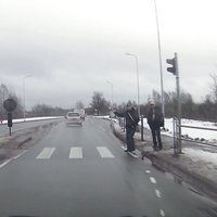 Video: Gājēji uzmet lūpu, jo auto viņiem neļauj šķērsot krustojumu pie sarkanā