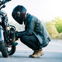 Три мотоциклиста из Латвии столкнулись в Пскове