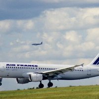 Самолет Air France совершил вынужденную посадку из-за подозрительного предмета