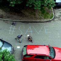 Propogandas karš Rīgas pagalmos: Bērni uz asfalta zīmē lūgumu palīdzēt ukraiņiem Donbasā