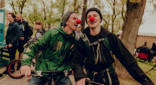 Foto: Valmierā ar aktīvu garu festivālu vasaru atklājis 'Kino Pedālis'