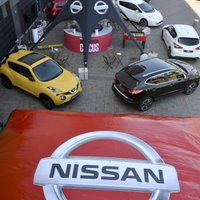 Foto: 'Nissan' jauno modeļu demonstrācija pie lielveikala 'Alfa'