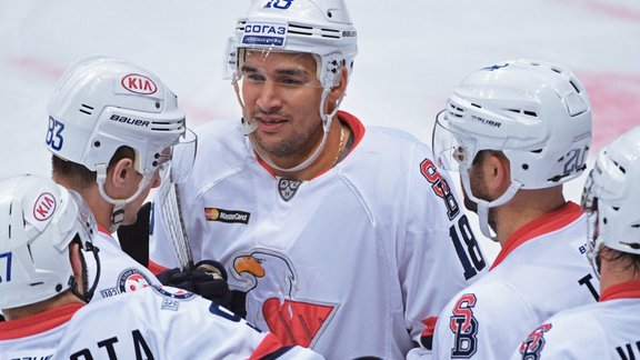 Slovan Jonathan Cheechoo, center