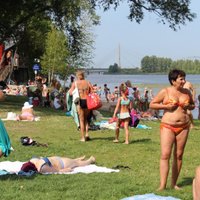 Ugunsdzēsēji Daugavā meklē no Salu tilta ūdenī ielēkušu cilvēku
