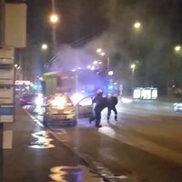 ВИДЕО: Возле клуба La Rocca загорелось такси - едва не пострадал пожарный