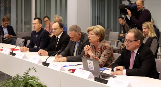 Pēc vairāku stundu debatēm Saeima noslēdz 'oligarhu lietas' izmeklēšanas komisijas galaziņojumu