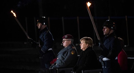 Прощальная церемония Меркель. Благодарность медикам и шлягер в исполнении военного оркестра
