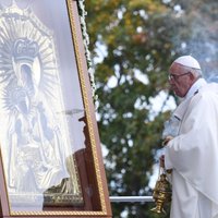 Pāvests Aglonas bazilikai dāvina rožukroni