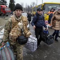 Debaļceves apkaimē uz dažām stundām pārtrauc uguni; sāk evakuēt iedzīvotājus