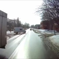 Video: Busiņa vadītājs strauji manevrē un rada avārijas situāciju