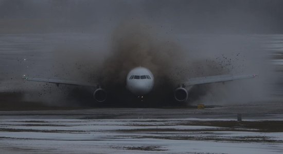 В Вильнюсском аэропорту со взлетно-посадочной полосы съехал самолет; пострадавших нет