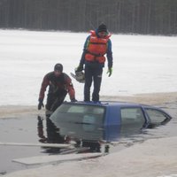 Driškina ezerā ielūzušās automašīnas vadītāju sodīs par neziņošanu policijai