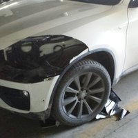 Zagļi no BMW X6 izzāģē dārgus lukturus