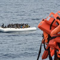 Divas Francijas nevalstiskās organizācijas izbeidz migrantu glābšanas misiju Vidusjūrā