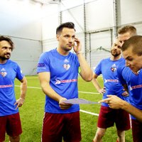 Foto: Latvijas slavenības tiekas Futbola dienas labdarības zvaigžņu turnīrā