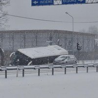 Uz Vidzemes šosejas pie Siguldas grāvī ieslīdējis pasažieru autobuss