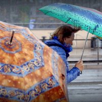 После теплых выходных Латвию ожидают новая волна похолодания и сильные дожди