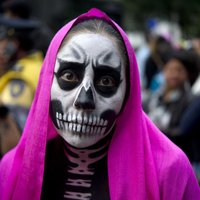 Meksikā aizvadīts krāšņs skeletu karnevāls